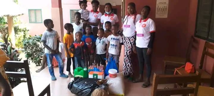 Remise de don alimentaire à l'orphelinat Notre Dame des Sources de Bouaké