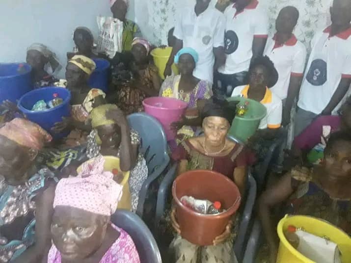 30 enfants et 50 veuves et vieilles mamans